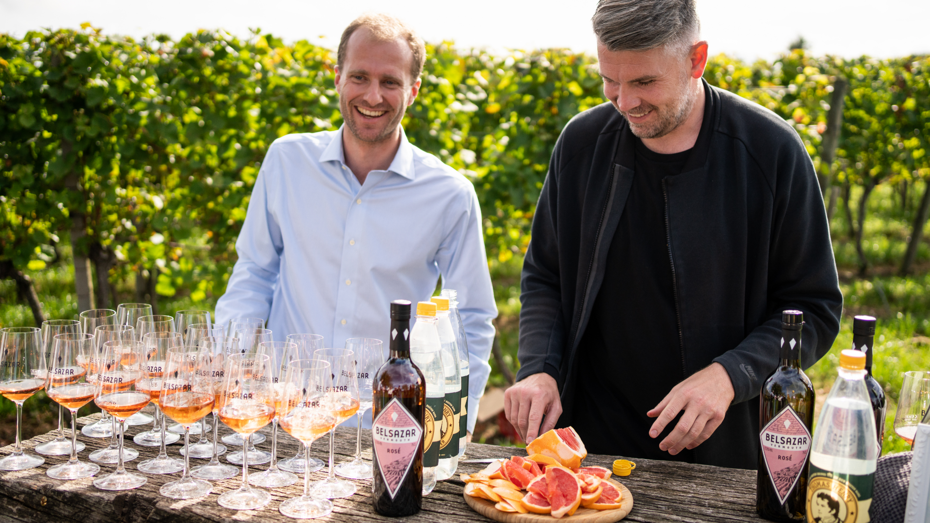 DER WEIN-ENTHUSIAST MAX AUS SÜDDEUTSCHLAND UND DER TASTEMAKER SEBASTIAN AUS BERLIN BRINGEN MIT BELSAZAR GEGENSÄTZLICHES IN DIE PERFEKTE BALANCE. DENN WENN KONTRASTE WIE DER BERLINER FREIGEIST, TRADITIONELLE HANDWERKSKUNST UND REGIONALE WEINE AUFEINANDERTREFFEN, ENTSTEHT ETWAS GANZ BESONDERES - IN DIESEM FALL EIN APERITIF, DER DURCH SEINE EINZIGARTIGKEIT HERVORSTICHT.